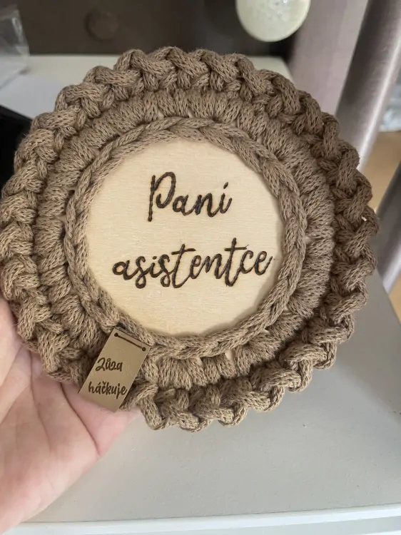 Podtácek pro paní asistentku