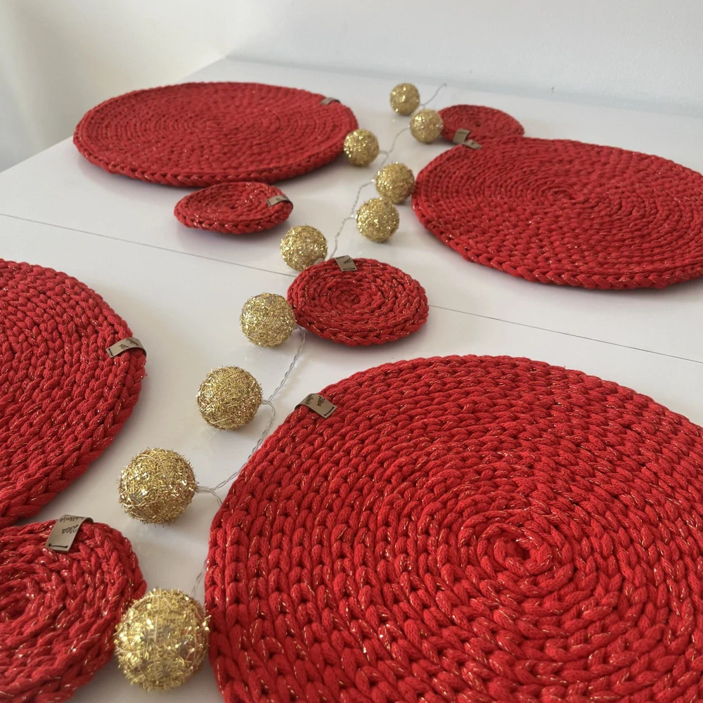 Podšálky / podložky se zlatou nitkou (různé barvy)