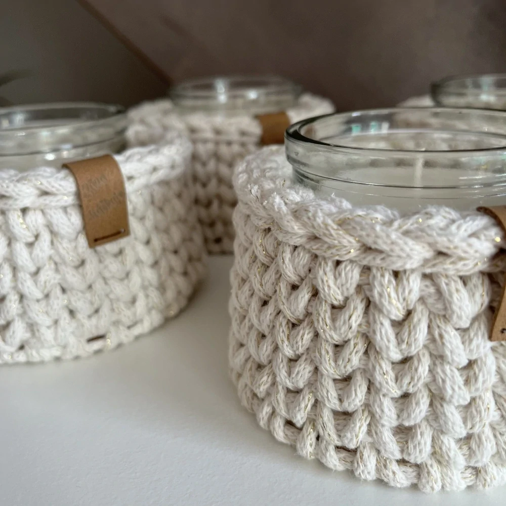 Svícen se zlatou nitkou a přírodní svíčkou (různé barvy)