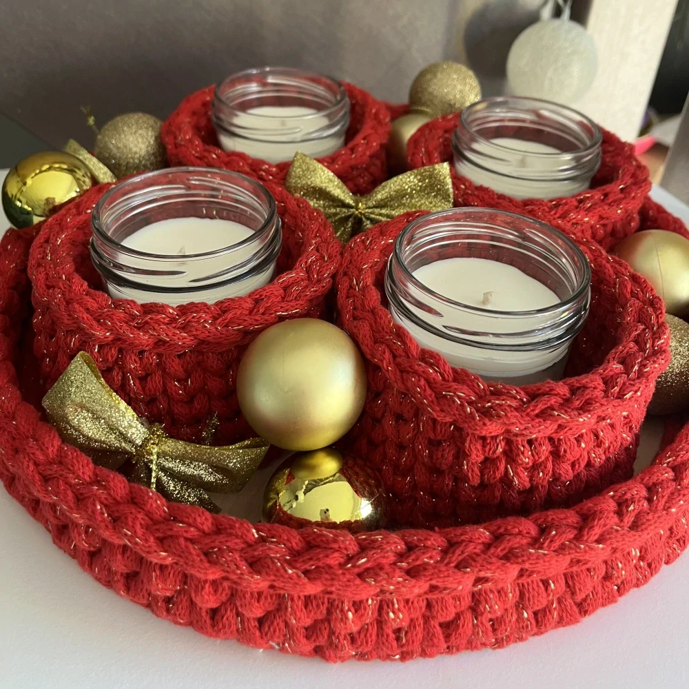 Adventní svícen červený se zlatou nitkou