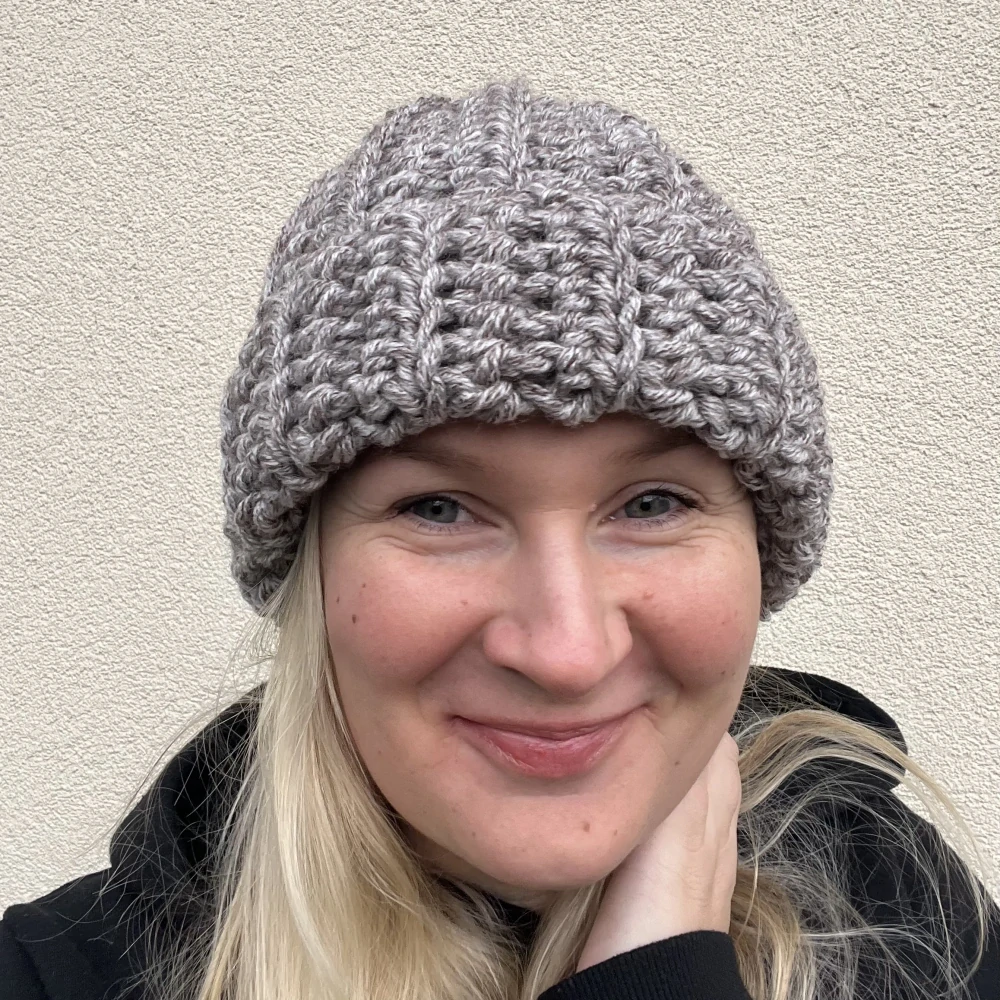 Dámská zimní čepice bílo-hnědá