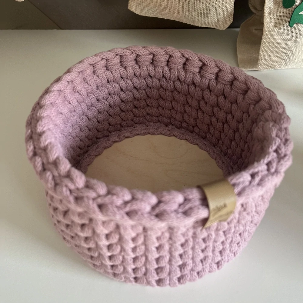 Dětský košík v pudrové barvě