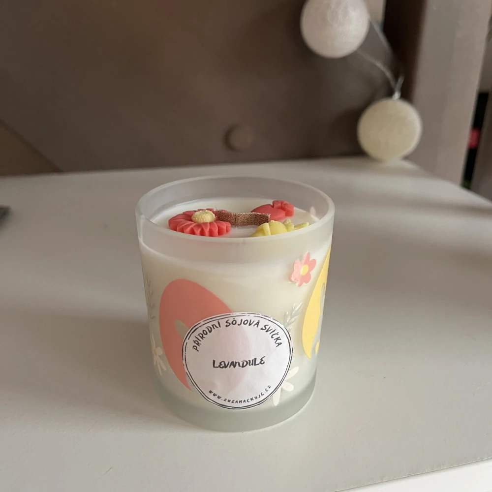 Přírodní velikonoční sójová svíčka s dřevěným knotem ve skle - levandule