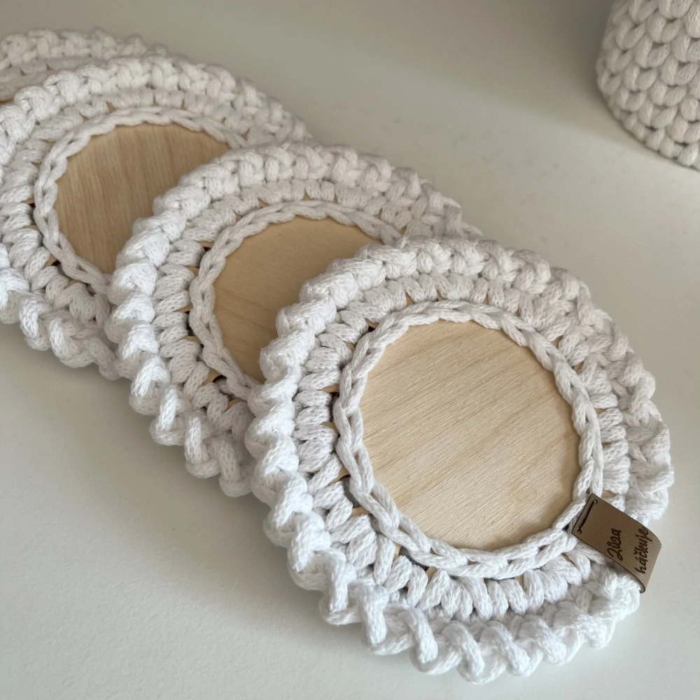 Podšálky / Podložky s dřevěným dnem (různé barvy)