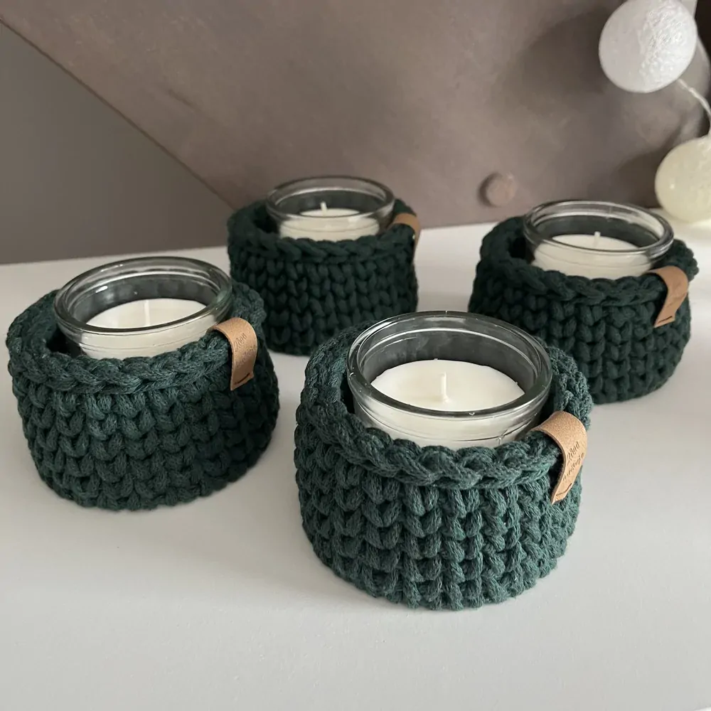 Svícen - tmavě zelený s přírodní svíčkou