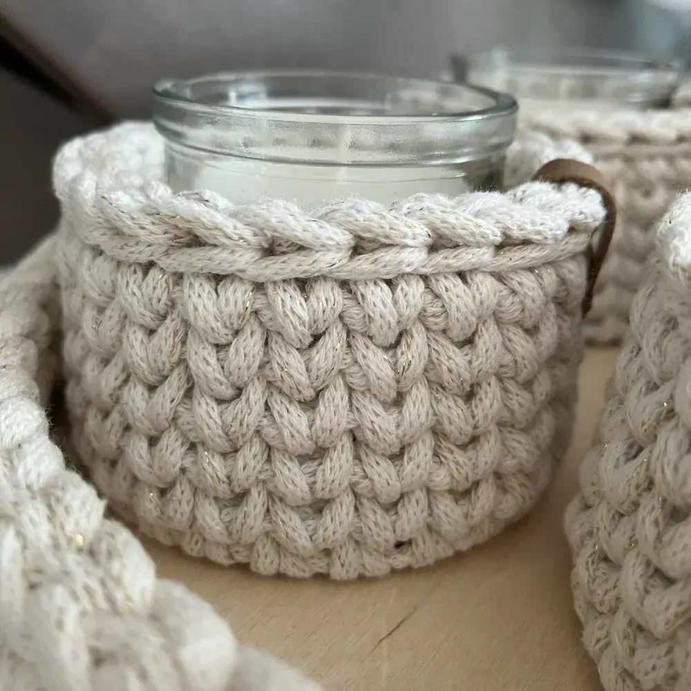 Svícen s přírodní svíčkou - smetanový se zlatou nitkou