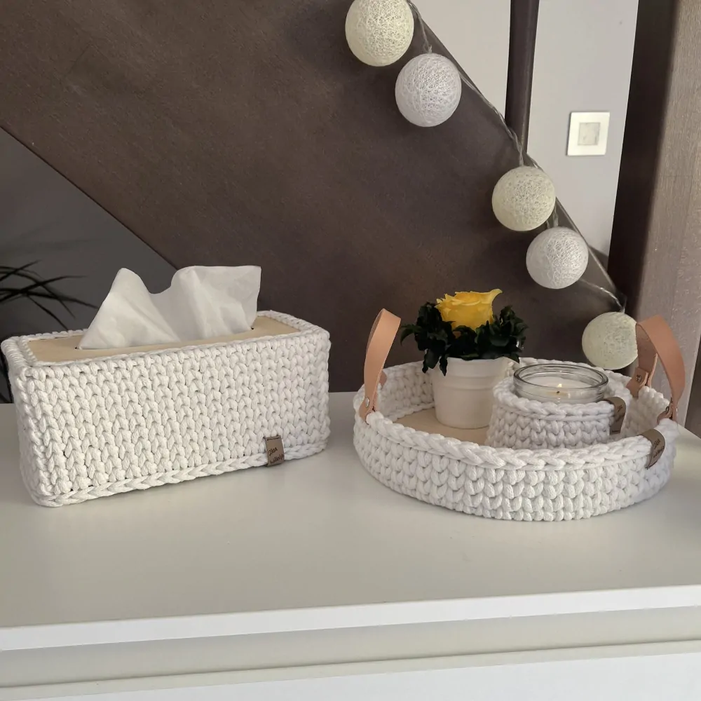 Bílý kulatý podnos s koženými uchy