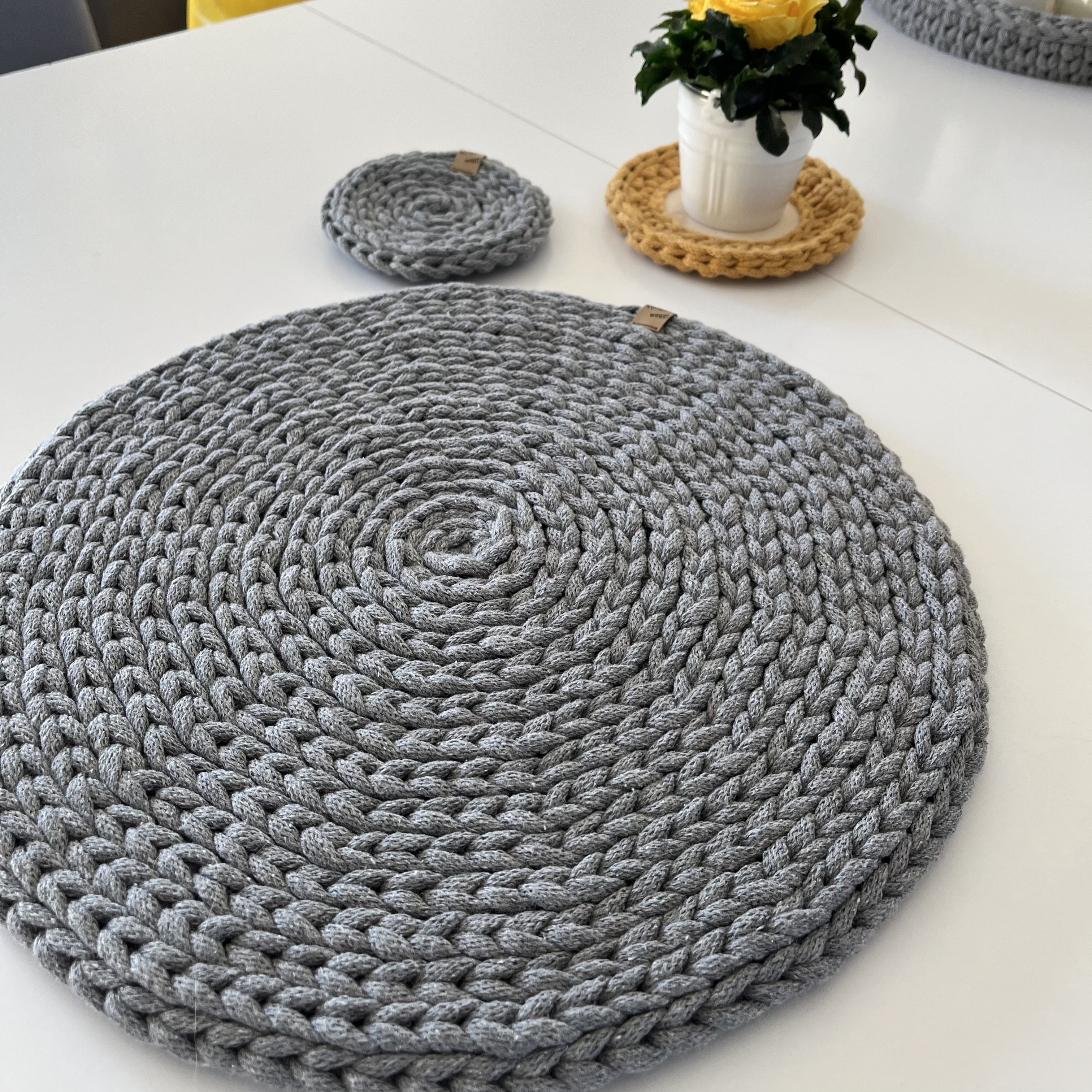 Středně šedé podšálky