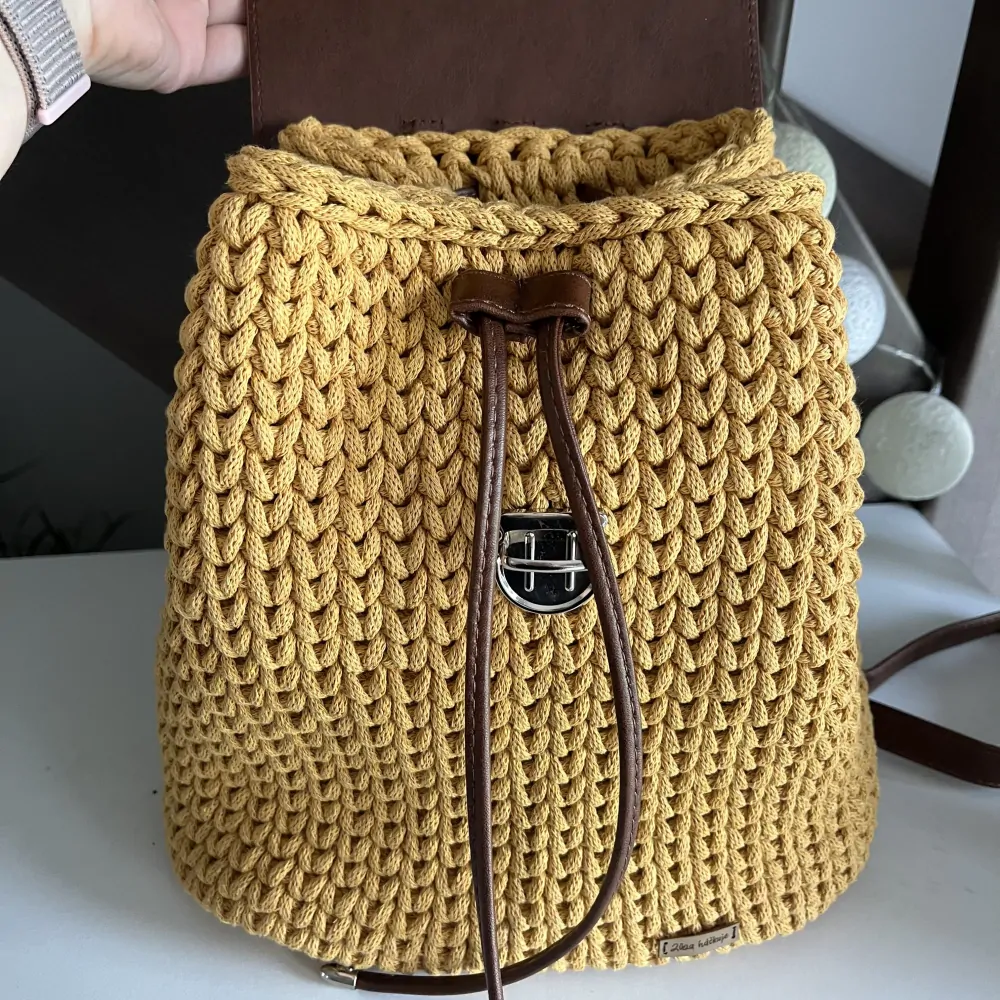 Dámský batoh - hořčicový s hnědými doplňky