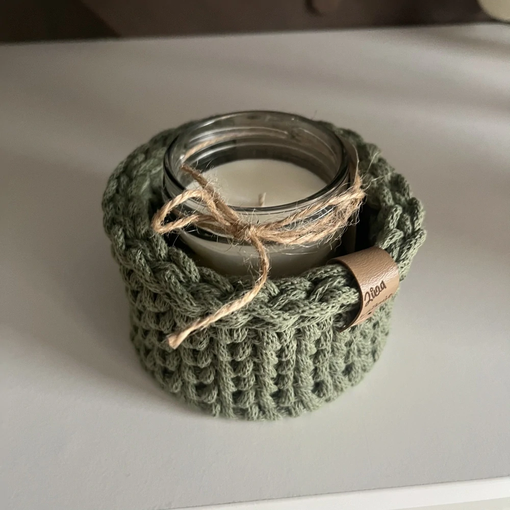 Svícen s přírodní svíčkou - olivový