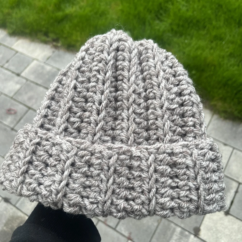 Dámská zimní čepice bílo-hnědá