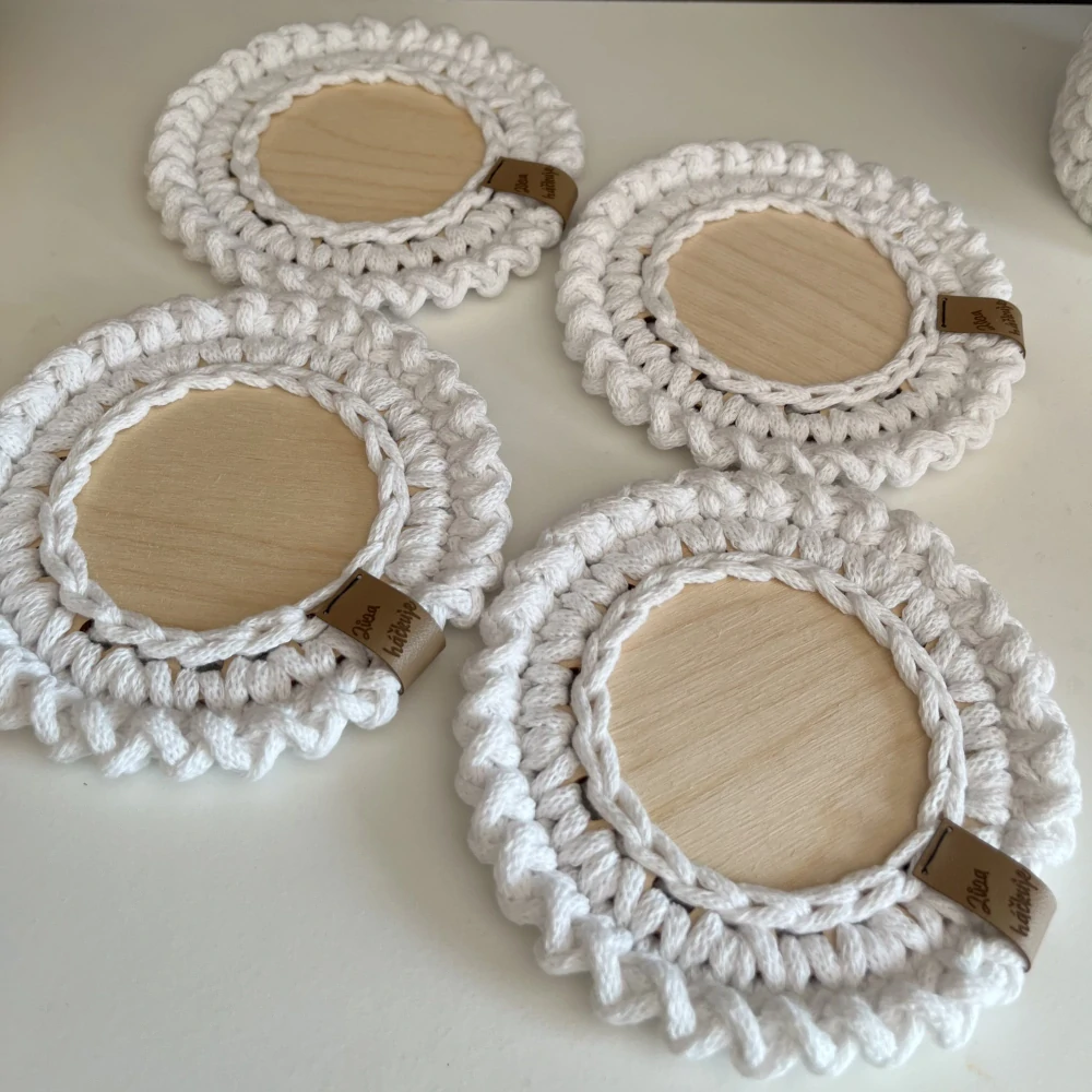 Podšálky / Podložky s dřevěným dnem (různé barvy)