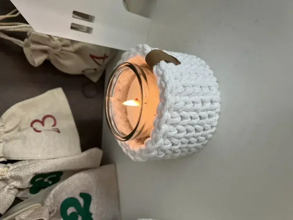 Svícen s přírodní svíčkou - bílý