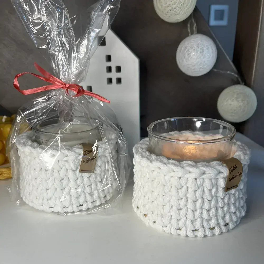 Svícen s přírodní svíčkou - smetanový se zlatou nitkou