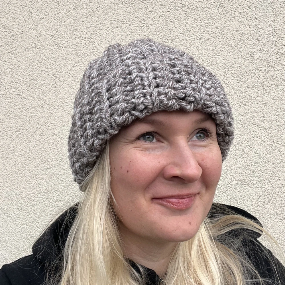 Dámská zimní čepice bílo-hnědá