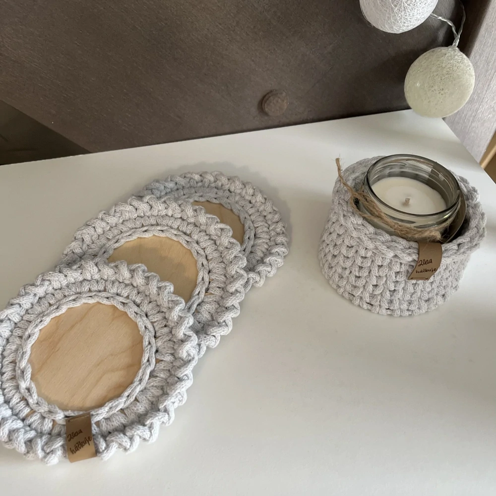 Podšálky / Podložky s dřevěným dnem (různé barvy)