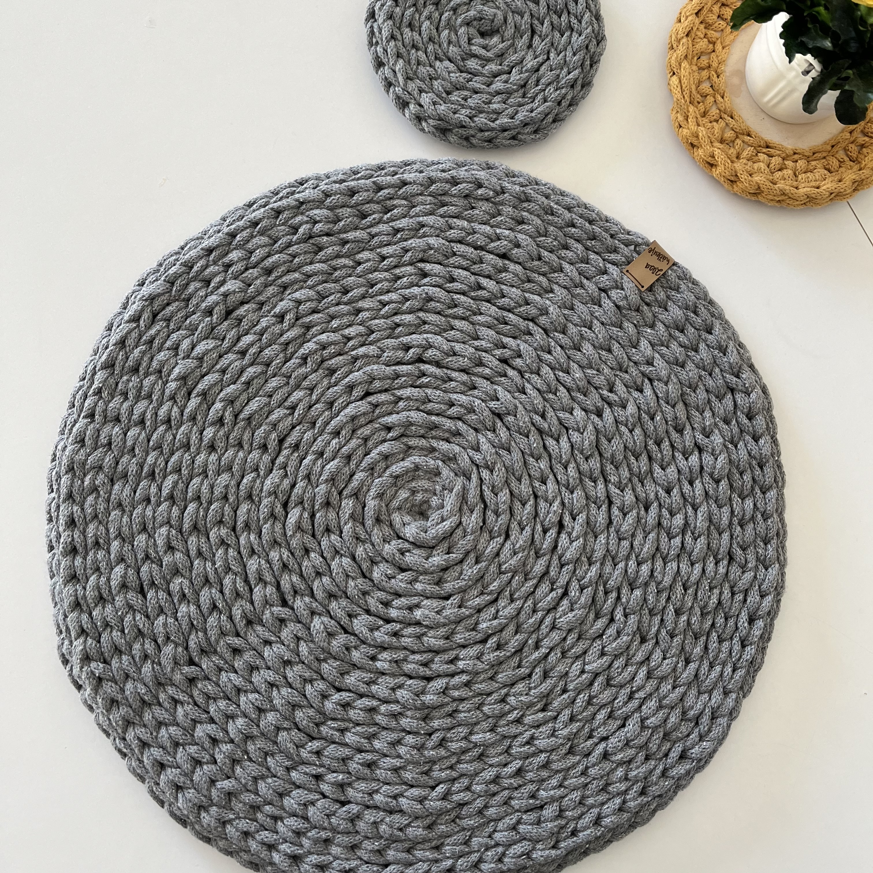 Středně šedé podšálky