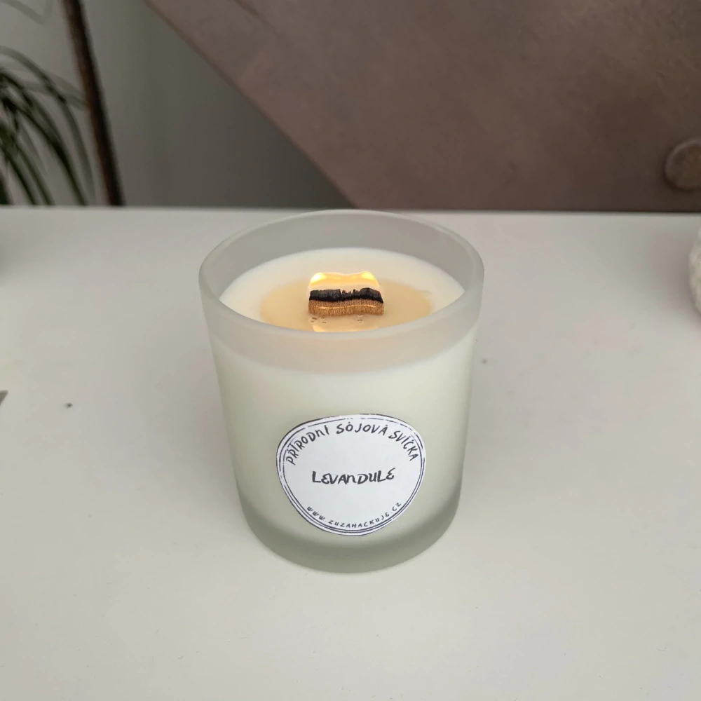 Svícen se zlatou nitkou a přírodní svíčkou (různé barvy)