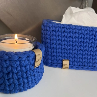 Modrý svícen s přírodní svíčkou