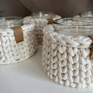 Svícen s přírodní svíčkou - smetanový se zlatou nitkou